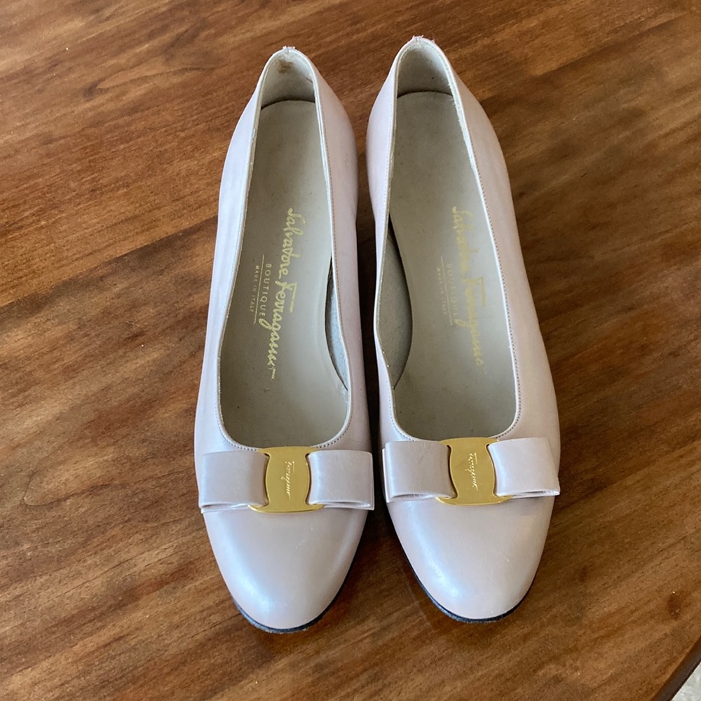 Taupe Ferragamo Vera bow pump shoe size 8